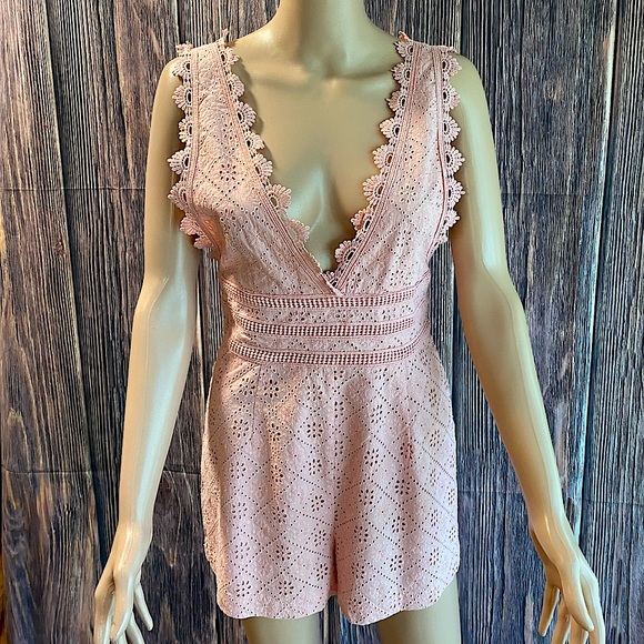 Forever 21 Size medium eyelet embroider lined light baby pale pink romper - Picture 1 of 16